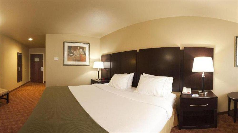 Holiday Inn Express Hotel & Suites Muskogee By Ihg Exterior photo